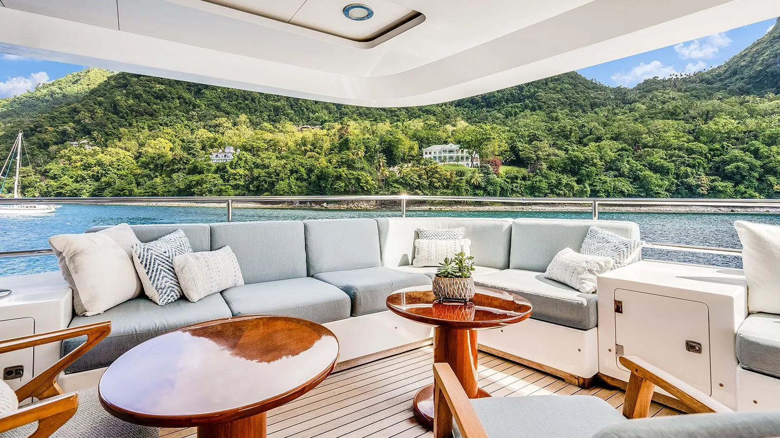 Weekly yacht Charter Holiday Cannes