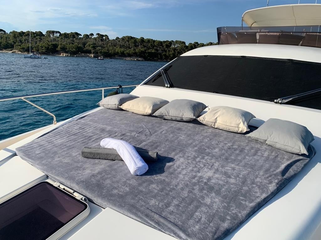 FERRETTI weekend yacht charter Cannes