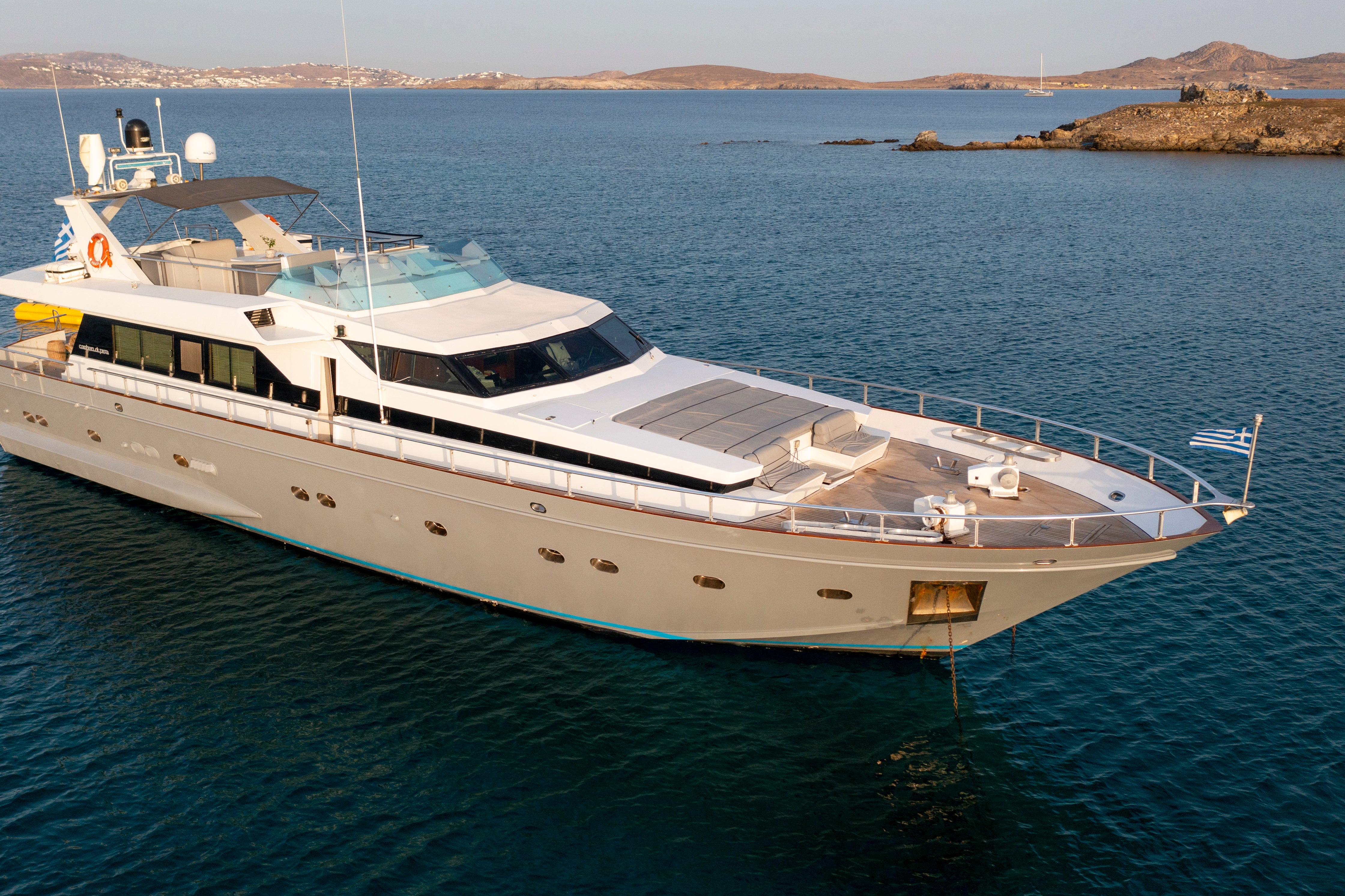 yacht charter Mykonos Greece with crew