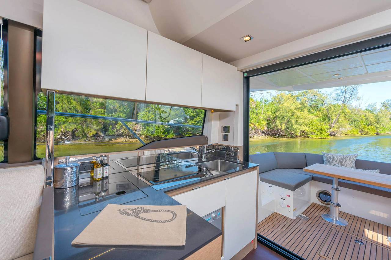 fully crewed motor yachts south of France