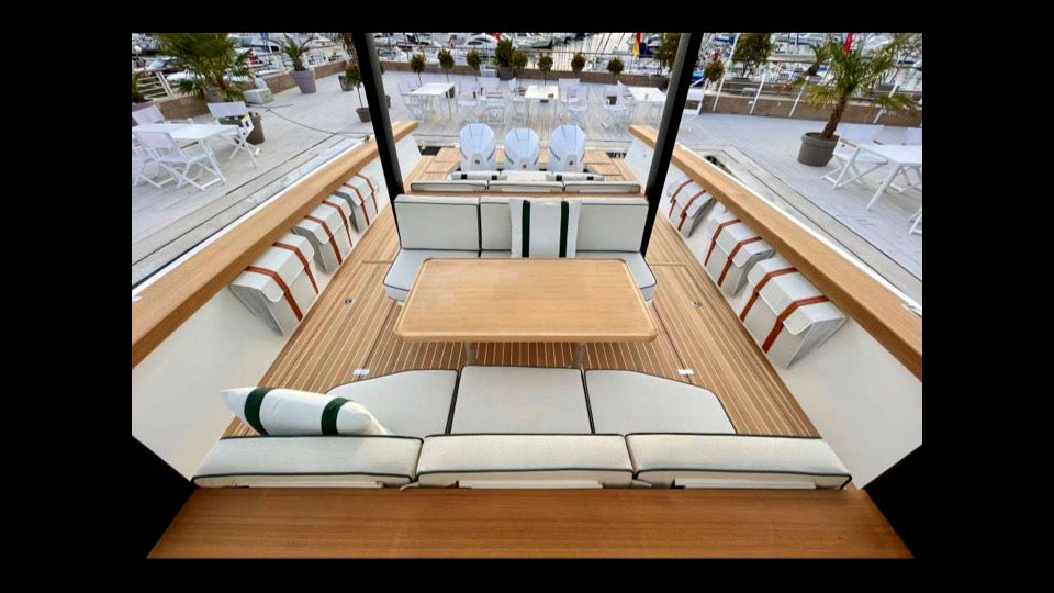 Charter a luxury boat in Mykonos