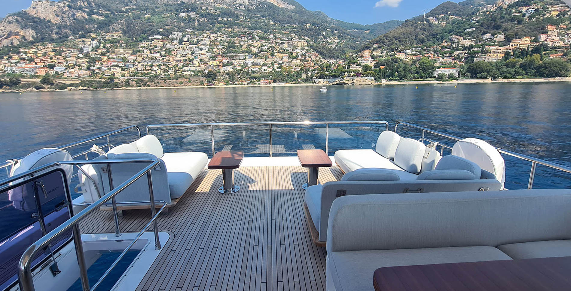 Charter yacht club south of France
